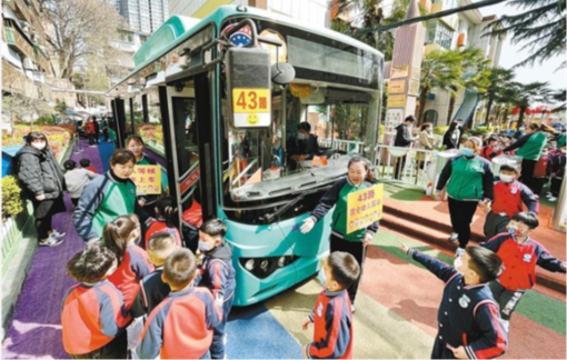 公交車開進(jìn)幼兒園 小朋友車廂里上課